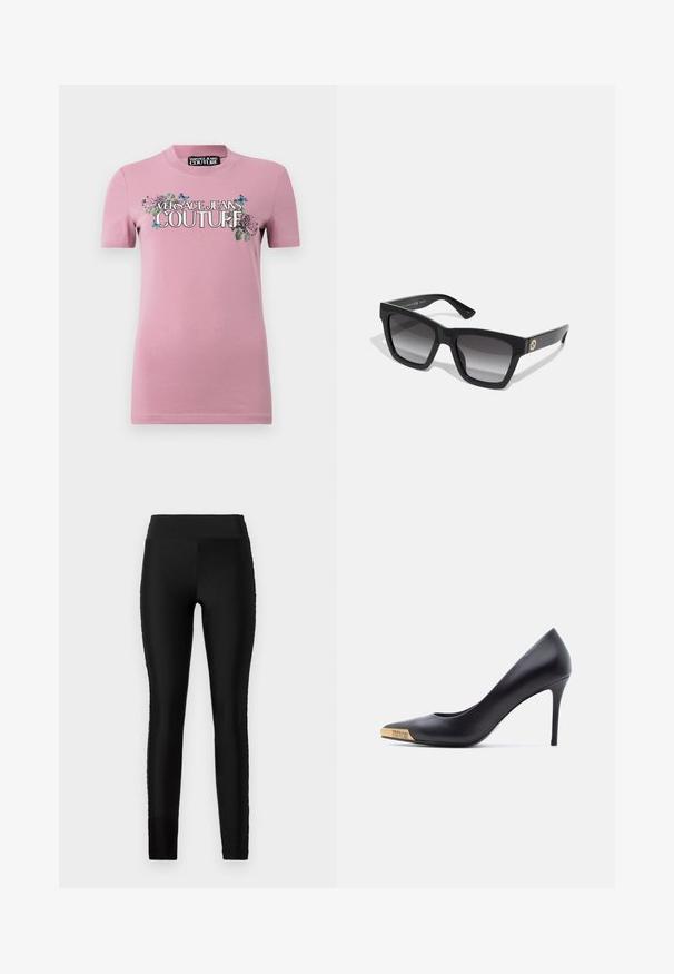Roze katoenen T-shirt met korte mouwen en een ronde halslijn. De voorzijde heeft een grafisch patroon met bloemen en de tekst "VERSACE JEANS COUTURE" in gedurfde letters.; Zwarte leggings van een gladde, rekbare stof, met een hoge tailleband en een aansluitend ontwerp. Bevat geen zichtbare patronen of accenten.; Zwarte leren pump met hoge hak en puntige neus, gouden metalen uiteinde gegraveerd met "Versace Jeans Couture," gezien vanaf de zijkant op een witte achtergrond.; Zwarte vierkante zonnebril met gradiënt grijze lenzen. De monturen zijn glanzend met een gouden logo op de scharnieren. Modern ontwerp met dikke, stevige armen.