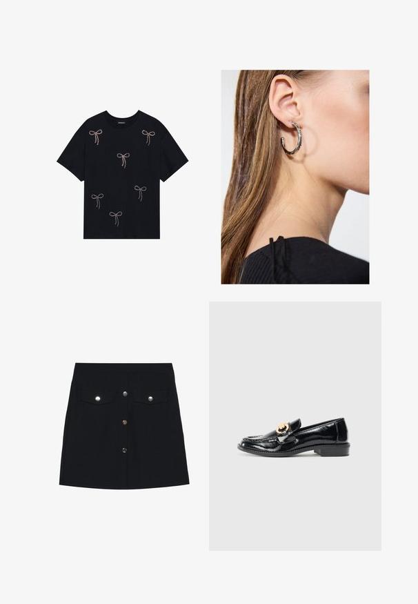 Schwarzes Baumwoll-T-Shirt mit mehreren mit Strass verzierten Schleifenmotiven auf der Vorderseite. Rundhalsausschnitt und kurze Ärmel.; Schwarzer Jeans-Minirock mit geradem Schnitt, ausgestattet mit zwei Brusttaschen, fünf silbernen Knopfverschlüssen auf der Vorderseite und einer glatten Textur.; Schwarze Lackleder-Loafer mit runder Zehenform, goldenen Hardware-Details, niedrigem Absatz und glatter Textur. Schlankes und minimalistisches Design.; Silberne Creolen mit polierter Oberfläche, die kleine goldene Akzentdetails und eine runde Form aufweisen, am Ohrläppchen getragen.