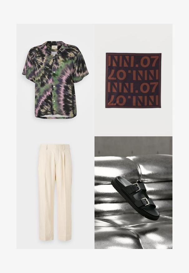 Lyhythihainen nappipaita mustassa, vihreässä ja vaaleanpunaisessa tye-dye-kuviossa. Ominaisuuksina rento leikkaus ja klassinen kaulus. Kevyt kangas.; NN.07 KAY - Housut - off white; Mustat liukusandaalit, joissa on kaksi säädettävää solkea, kelluvat kiiltävän metallinhohtoisen hopeanvärisen tuftatun pinnan yllä.; Tumma kangasneliö, jossa on toistuva suuri ruskea teksti "INI.07" ja ohut ruskea reunus vaalealla taustalla.
