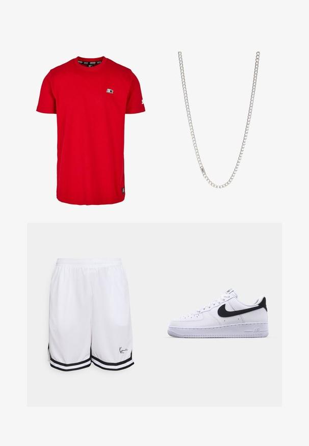 Rode katoenen t-shirt met een ronde hals, korte mouwen en een klein zwart logo op de linkerborst en mouw. Glad, effen kleurstof.; Witte sportieve shorts van lichtgewicht stof, met een zwarte gestreepte zoom en een handtekeninglogo aan de onderkant aan de linkerkant.; Witte leren sneaker met een gestructureerde zwarte Swoosh, platte veters en een rubberen zool met een geribbeld patroon. "AIR" is in de hak geperst.; Zilveren ketting met in elkaar grijpende schakels, een gladde textuur en een uniforme rechthoekige vorm. Veilige sluiting.