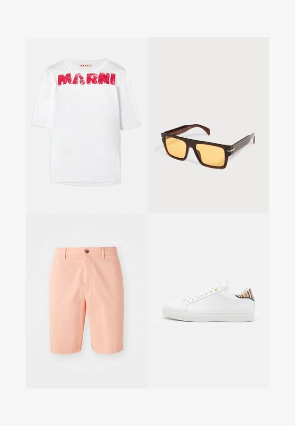 Witte t-shirt met korte mouwen en een wijde ronde hals, waarop het 'MARNI' logo in het rood gedrukt is, met een licht gestructureerde stof.; Perzikkleurige shorts van lichtgewicht stof, met een klassiek ontwerp, een knoopsluiting aan de voorkant en zijzakken.; Witte leren sneaker met een gladde afwerking, voorzien van een kleurrijke gestreepte accent op de hiel, gouden oogjes en een vlakke witte zool.; Rechthoekige zonnebril met schildpaddessin, brede monturen en geel getinte glazen op een witte achtergrond.