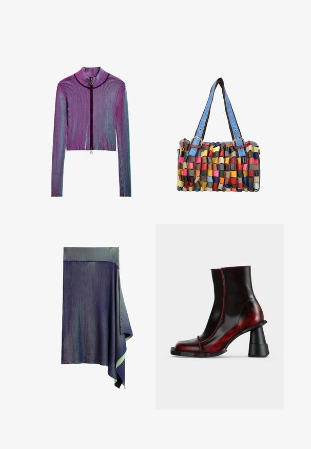 Ingekorte ritsjack met lange mouwen in een meerkleurig geribbeld patroon met roze, paarse en blauwe strepen. Zilveren ritsdetails aan de voorkant.; Donkerblauwe gebreide rok met zeer fijne witte verticale strepen en een asymmetrische geplooide zoom aan één kant.; Zwarte en donkerrode glanzende enkellaars met geometrische dikke hak en vierkante neus, getoond op een effen lichte achtergrond.; Kleine rechthoekige handtas met gevlochten meerkleurige leren stroken en blauwe leren schouderbanden met metalen gespen.