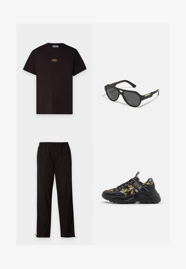 Versace Jeans Couture LOGO PLACKET - Lihtne T-särk - black; Mustad mustriga püksid elastse vöökoha, nööridega sulgemise ja reguleeritavate sääreotstega, millel on lukud. Sile ja läikiv tekstuur.; Mustad musta disainiga kedrad, millel on lilla ja valge lillemuster. Need on varustatud tugeva tallaga, tekstiilist ja sünteetilistest materjalidest ning logode detailidega.; Mustad prillid geomeetrilise raami, toonitud läätsede ja kuldsete detailidega templites. Sile plastmaterjal mattviimistlusega.
