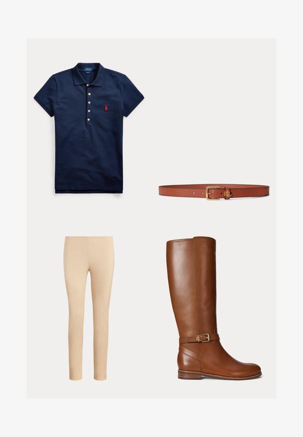 Marineblå kortærmet polo med fire hvide knapper og rødt broderet logo på brystet, kraven lagt ned.; Beige slim-fit ankellange bukser med en glat finish og uden synlige lommer eller pynt på en ensfarvet baggrund.; Brun læder knæhøj støvle med en lille guldbøjle og "RL" logo på remmen nær anklen, flad hæl og glat finish.; Brunt læderbælte med spænde i guld og lille gylden dekorativt emblem med initialerne RL.