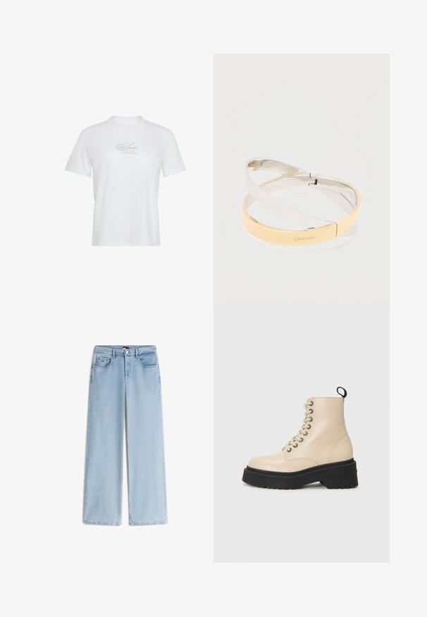 Weißes Baumwoll-T-Shirt mit kurzen Ärmeln, Rundhalsausschnitt und einem goldenen Calvin Klein-Logo auf der Vorderseite.; Hellblaue Jeans mit weitem Bein, fünf Taschen, Knopfverschluss und Gürtelschlaufen, flach auf weißem Hintergrund dargestellt.; Beige Knöchelstiefel mit einer robusten schwarzen Sohle und Ösen-Schnürung, ausgestattet mit einer Lasche an der Rückseite und einem Logo an der Seite.; Verschlungene, polierte Metallarmreifen in Silber- und Goldtönen, einer eingraviert mit dem "Calvin Klein"-Logo, auf einem weißen Hintergrund.