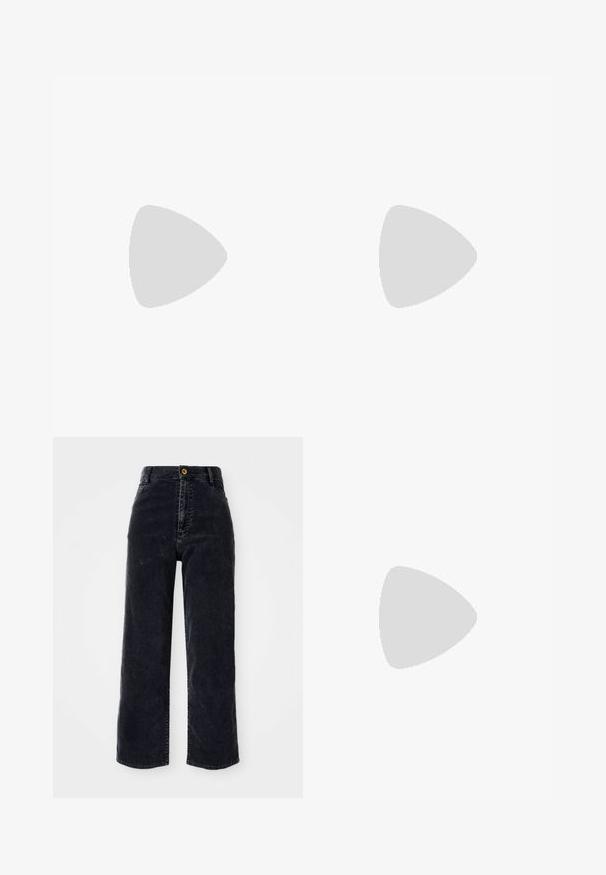 Top corto de punto blanco con mangas cortas y escote redondo, que presenta un frente con cordones y dos cintas entrelazadas, además de sutiles variaciones en la textura.; Jeans de algodón de tiro alto y pernera ancha en color negro, con cierre de botón frontal y dos bolsillos laterales, que presentan detalles de costura sutiles.; Botín de ante negro hasta el tobillo con punta afilada, caña de altura media y tacón grueso. Presenta costuras mínimas y una textura suave.; Par de pendientes de aro en tono dorado con detalles de cuentas redondeadas a lo largo del borde exterior sobre un fondo claro.