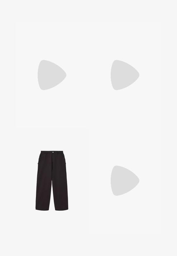 Hvid bomulds t-shirt med korte ærmer, en rund halsudskæring og et sort "KARL LAGERFELD JEANS" logo på venstre brystområde.; Sorte bukser med vide ben, forlommer, bæltestropper og knaplukning i taljen.; Sort læderloafer med chunky gummisål, syet overdel og præget mærkenavn på hælen, vist i sideprofil på hvid baggrund.; Sort rektangulær skuldertaske med justerbar rem, frontlomme og "KARL LAGERFELD" logo i hvid tekst.
