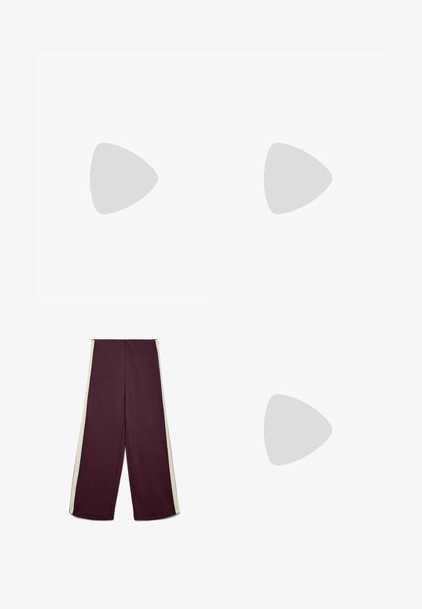 Off-the-shoulder top i tekstureret grå stof med lodrette striber, der har lange ærmer og sammensyning langs halsudskæringen.; Vinrøde bukser med vide ben, hvide sidelommer, flad front og høj talje.; Sorte flip-flops lavet af glat læder, med et tyndt remdesign og en flad sål med et minimalt profil. Ingen bemærkelsesværdige mønstre eller accenter.; Grå ribbet crop top og olivengrøn højhøjdet nederdel. Modellen holder en hvid skuldertaske med udskæringsdetaljer. Enkel design, tætsiddende silhuet.