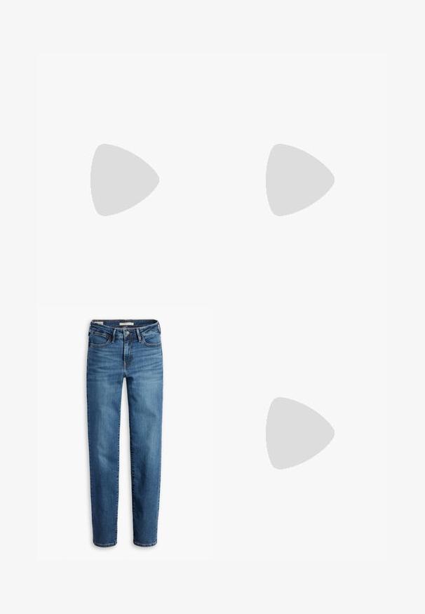 Suéter negro de punto con mangas cortas, textura acanalada y escote redondo. Múltiples agujeros recortados crean un patrón en la parte frontal.; Jeans de denim en un tono azul medio, con un diseño de pierna recta, cinco bolsillos y una cremallera con cierre de botón.; Sandalia de tacón alto en piel sintética negra con correa en el tobillo. Presenta un diseño minimalista, punta abierta y una hebilla con detalles de pedrería.; Bolso de hombro negro hecho de un material texturizado, con un diseño arrugado, detalles de herrajes plateados y una correa ajustable.