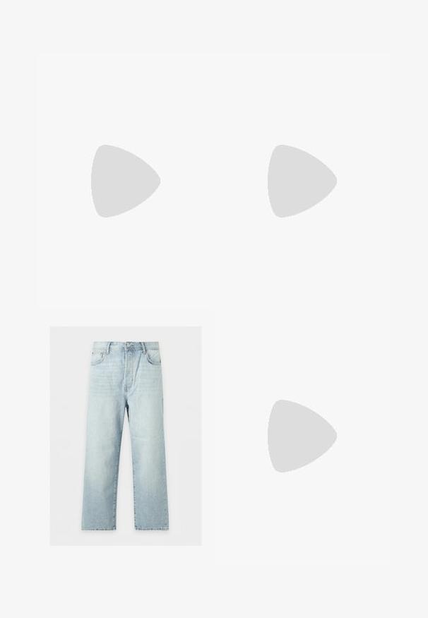 Polo en maille blanche à manches courtes avec des rayures verticales vert foncé et un col doux, présenté sur un fond uni clair.; Jean bleu clair à jambes larges avec cinq poches, fermeture par bouton et zip, et lavage légèrement délavé, posé à plat sur un fond blanc.; Baskets blanches avec des accents noirs et gris, présentant un embout texturé gris, une semelle en caoutchouc noir et des lacets plats blancs. Design épuré, style minimaliste.; Sac fourre-tout en toile bleue avec poche frontale et broderie rouge "O.N.S", doté de doubles poignées et d'une bandoulière réglable.