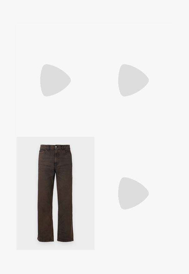 Braunes Baumwoll-T-Shirt mit einem schwarzen Grafikdruck und dem Text "ITALY". Rundhalsausschnitt mit kurzen Ärmeln und Logodetail am Saum.; Dunkelbraune Jeans mit geradem Bein, vorderen Taschen, Gürtelschlaufen und Knopfverschluss auf einfarbigem Hintergrund.; Weiße Leder-Sneaker mit niedrigem Schnitt, runder Zehenpartie, flachen Schnürsenkeln, strukturierter Sohle und dezentem goldfarbenem Markenlogo an der Seite. Glatte Oberfläche und minimalistisches Design.; Dunkelbraune Stoff-Gürteltasche mit diagonalem Reißverschlussfach und kleinem weißen Logo vorne, vor einem einfarbigen hellen Hintergrund.