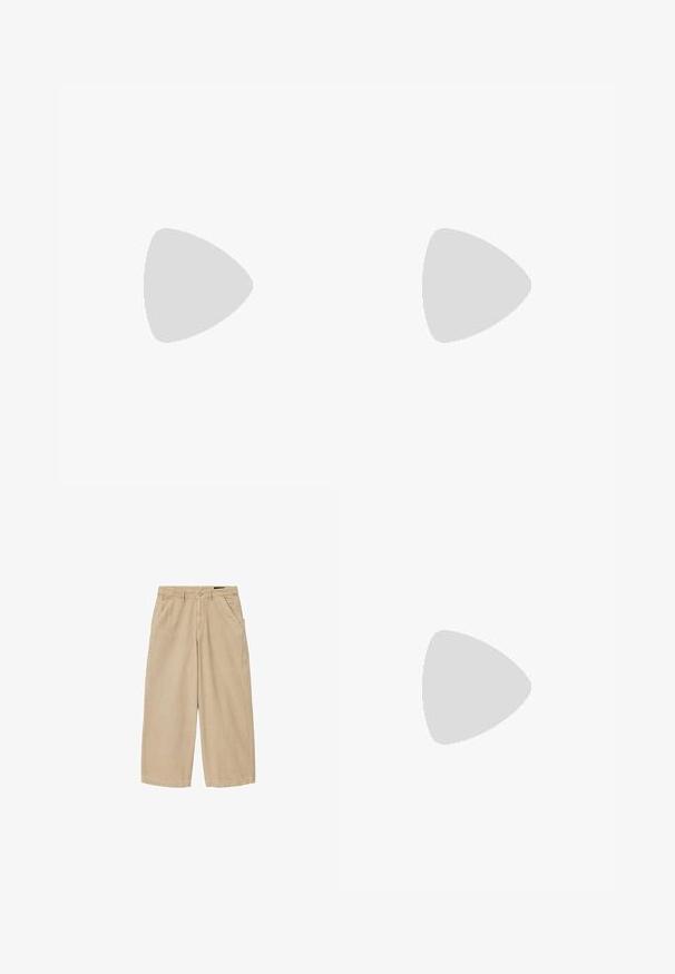 Beige Poloshirt aus strukturiertem Stoff mit einem subtilen Palmblättermuster. Es hat einen klassischen Kragen und zwei Knöpfe am Hals.; Beige weite, gekürzte Hose mit Gürtelschlaufen, vorderer Knopfverschluss, Reißverschluss und vorne schrägen Taschen vor weißem Hintergrund.; Schwarzer Lederloafer mit grauem Riemendetail, niedrigem Absatz und strukturierter Sohle, seitlich mit „HUGO“ in Gold gebrandmarkt.; Schwarze Canvas-Shopper-Tasche mit zwei Schulterriemen und einem dezenten, eingeprägten kreisförmigen Design auf der Vorderseite.