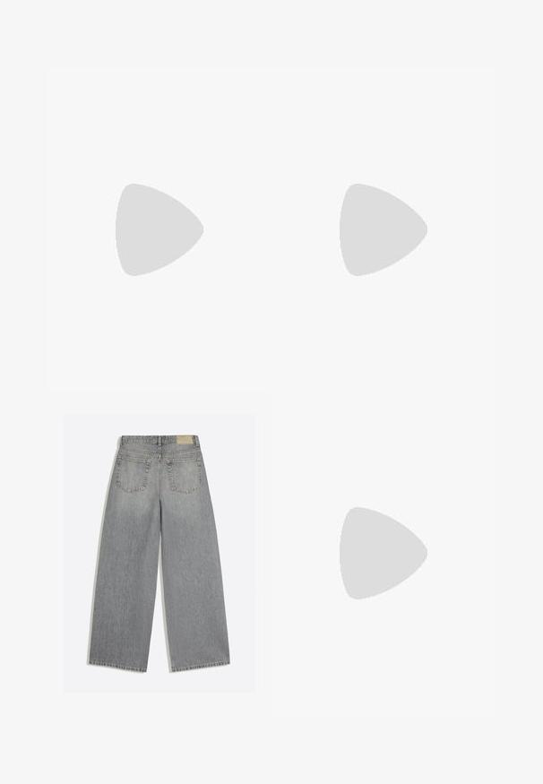 Marineblauwe poloshirt van zachte stof, met een klassieke kraag, een drie-knopen placket en korte mouwen met een ontspannen pasvorm.; Grijze wijde denim jeans met achterkant met twee zakken en riemlussen plat op een witte achtergrond gelegd.; Witte leren sneakers met zwarte strepen, gumrubberen buitenzool, ronde neus, vetersluiting en een zachte grijze suède neuskap.; Rechthoekige schildpadzonnebril met licht cat-eye gevormde bruin getinte glazen en een glanzende afwerking.