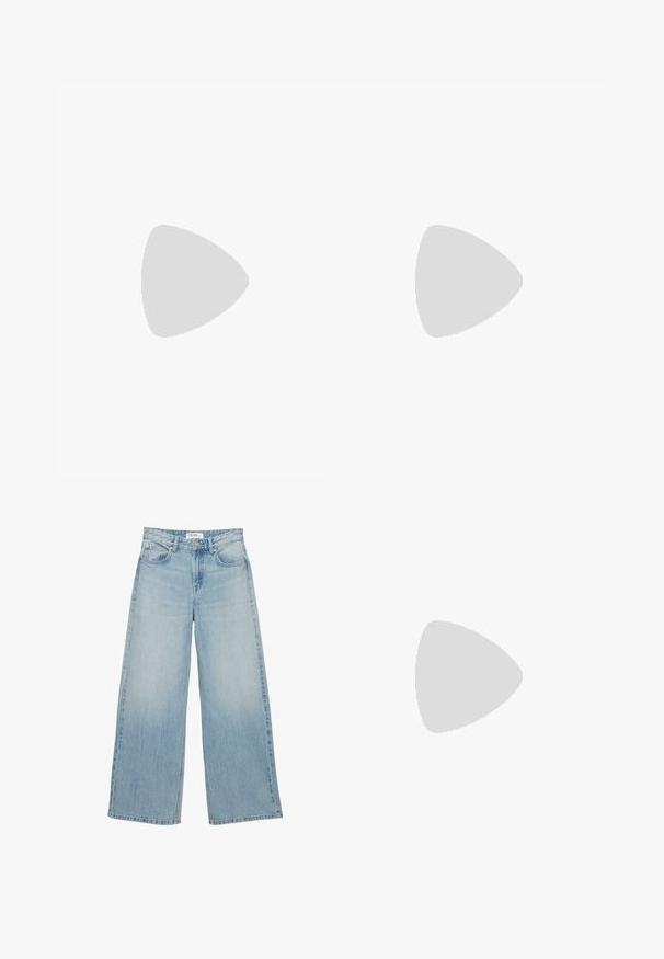Débardeur blanc avec un décolleté carré, des bretelles larges et une coupe ajustée. Fabriqué en tissu lisse et extensible pour le confort.; Jeans bleu clair taille haute à jambes larges avec poches avant, fermeture par boutons et passants de ceinture sur fond blanc.; Baskets en cuir blanc avec des rayures noires, semelle extérieure en caoutchouc beige, bout rond, fermeture lacée et embout en suède gris doux.; Sac à épaule en cuir noir brillant avec un seul compartiment zippé et une fine bandoulière arquée.