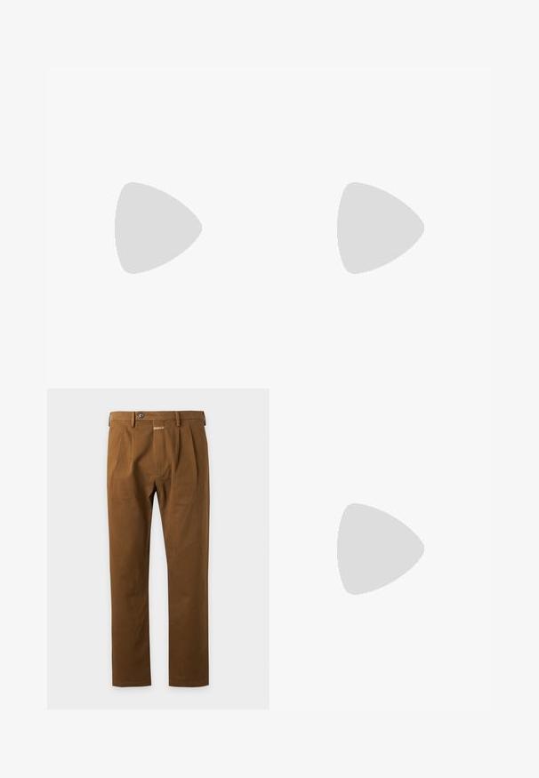 Polo blanc en maille côtelée à manches courtes avec col et fermeture éclair devant sur fond uni.; Pantalon marron à jambes droites avec passants de ceinture, bouton à l'avant et détails plissés sur fond clair.; Basket basse en cuir et daim marron avec des lacets marron foncé et une semelle en caoutchouc blanche vue du côté extérieur.; Ceinture en cuir marron avec boucle rectangulaire dorée, roulée sur un fond blanc uni.