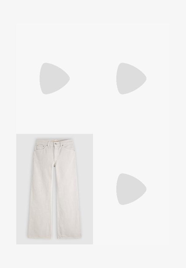 Witte katoenen t-shirt met een kleurrafisch van twee glazen flessen met rietjes en de tekst "Klinkt Perfect!" in een vette lettertype.; Wijde off-white denim jeans met voorzakken, riemlussen, knoopsluiting en rits.; Zwarte lakleren slingback schoen met een lage blokhak en een dunne band met zilveren gesp bovenop.; Zilveren metalen handtas met vetersluiting, met een strak ontwerp en een korte schouderriem. De tas wordt vastgehouden in de handen, waardoor de textuur goed tot zijn recht komt.
