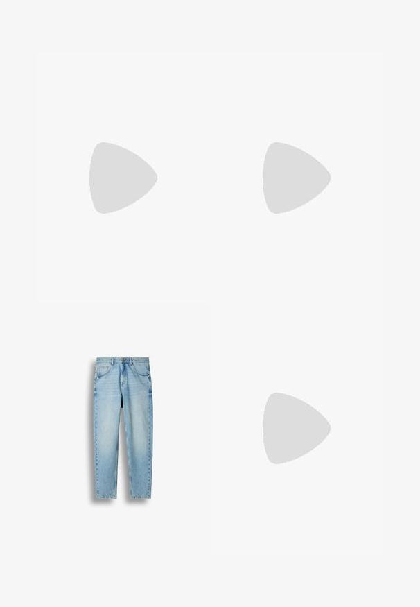 Marineblaue Polohemd aus Baumwolle, mit einer Knopfleiste mit drei Knöpfen, kurzen Ärmeln und einem kleinen Logo auf der Brust. Einfaches Design.; Hellblaue Straight-Leg-Denim-Jeans mit fünf Taschen und Knopfverschluss, vor weißem Hintergrund präsentiert.; Weißer Sneaker mit einer Wildleder-Zehenkappe, glattem Synthetik-Obermaterial und einer sandfarbenen Gummisohle. Verfügt über Perforationen an den Seiten für Atmungsaktivität.; Brauner Ledergürtel mit einer silbernen Metallschnalle, der über eine glatte Textur und ein schlichtes Design verfügt. Enthält eine Schlaufe für Anpassung und Befestigung.