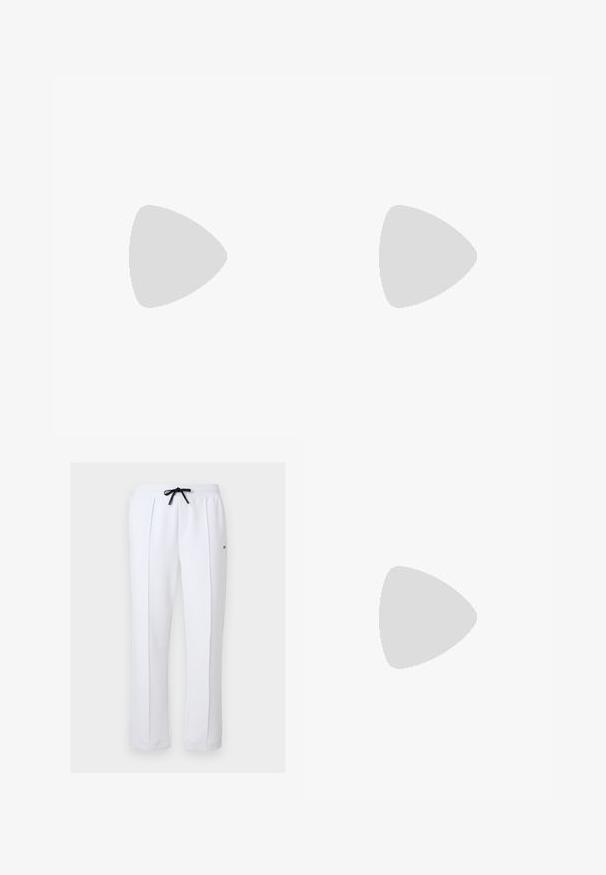 Polo en maille manches courtes bleu clair avec rayures horizontales texturées, col et ourlet côtelés, et petit logo noir "BOSS" sur la poitrine.; Pantalon blanc à jambes droites avec pli avant, taille élastique, cordon noir et petit détail logo sur la cuisse droite.; Baskets blanches basses avec un design à lacets, des détails de couture minimalistes, et une semelle couleur crème sur un fond gris clair.; Ceinture en cuir noir enroulée avec une boucle métallique rectangulaire argentée gravée "BOSS" sur un fond gris clair.