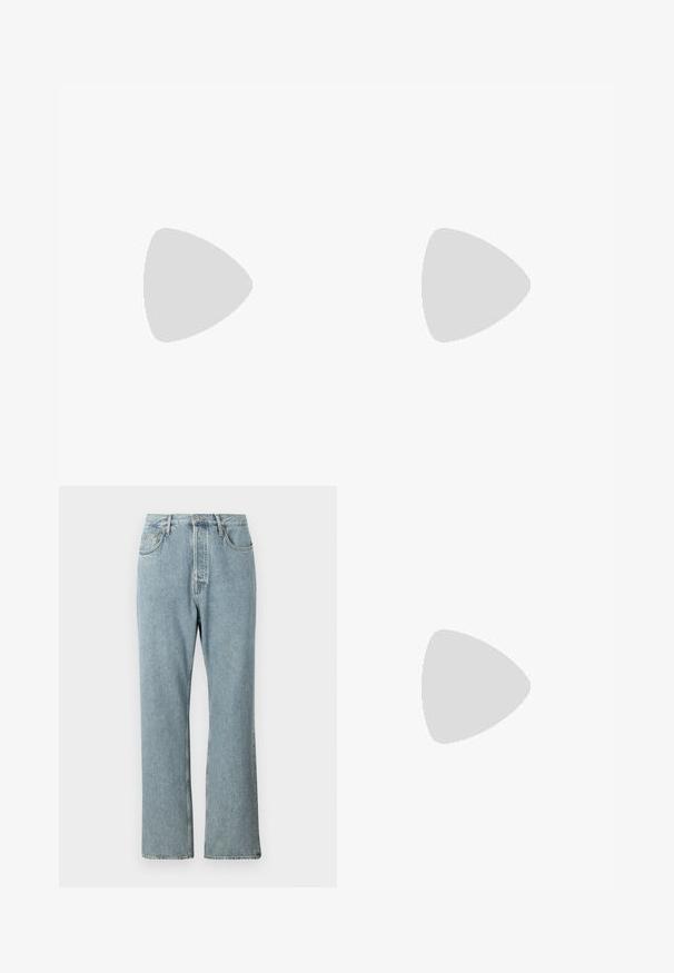 Gebreide mouwloze sweatervest in lichtgrijs met zwarte spikkels en een geribbelde ronde halslijn en zoom.; Lichtblauwe denim jeans met een hoge taille, brede rechte pijpen en eenvoudige stiksels. Heeft vijf zakken en een klassieke knoopsluiting.; Zwarte leren loaferschoen zwevend boven een beige tapijt met amberkleurige moderne meubels op de achtergrond.; Zwarte leren schoudertas met een gestructureerd oppervlak, voorzien van een voorzak met rits, een verstelbare schouderband en metalen accenten.