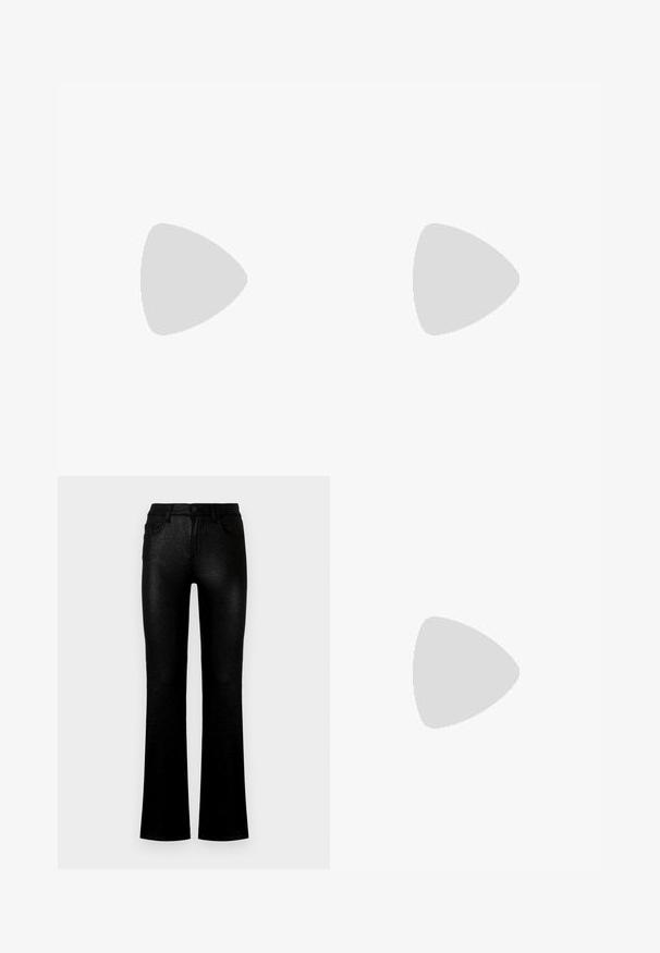 Top negro de manga larga con cuello con volantes y un acento metálico en forma de corazón en la parte delantera. Tela suave, diseño recortado y mangas fluidas.; Vaqueros negros acampanados hechos de un tejido brillante y texturizado. Incluyen bolsillos delanteros, cierre con botón y un diseño clásico de cinco bolsillos.; Zapato de tacón alto negro de punta fina con delgadas correas en el tobillo y cierre de hebilla plateada sobre un fondo liso claro.; Bolso de hombro rectangular negro con correas largas y delgadas y una textura lisa y brillante sobre un fondo liso.