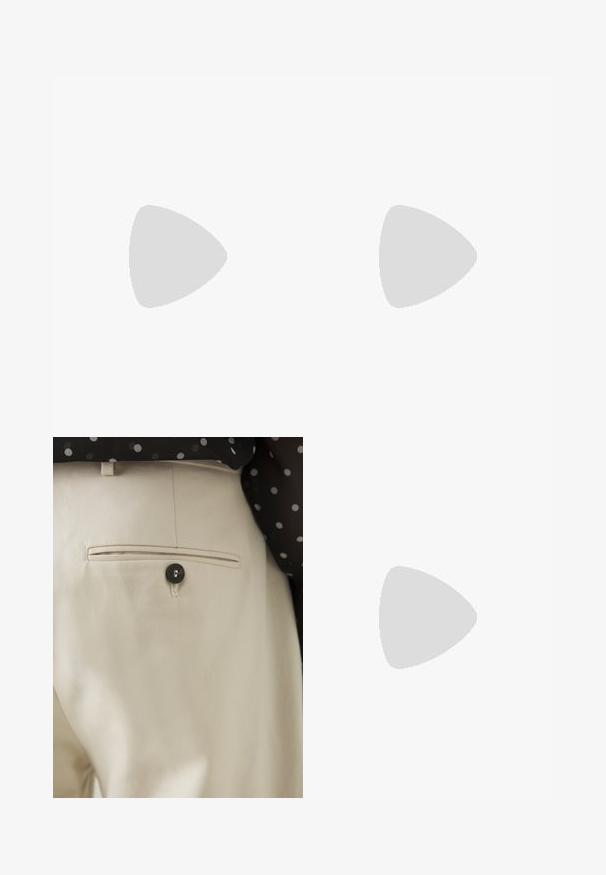 Olivengroene T-shirt met korte mouwen en een ronde halslijn, gemaakt van zachte stof. Heeft een rechte zoom en geen zichtbare patronen of accenten.; Beige broek met een gestructureerde stof en een achterzak, gesloten met een zwarte knoop. Subtiele stikselaccenten langs de zak.; Navy- en crèmekleurige sneaker met suède en lederen materialen, afgeronde neus, vetersluiting en een rubberen zool met een zigzagpatroon.; Donkerbruine leren aktetas met dubbele handvatten, afneembare schouderriem en kleine Calvin Klein-logo centraal aan de voorkant.