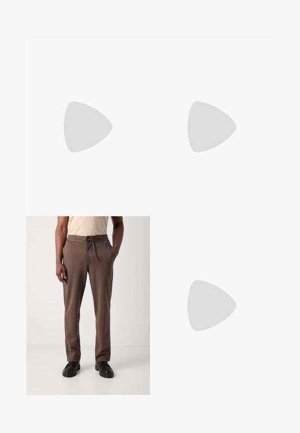 Donkerblauwe gebreide polo met korte mouwen, V-hals en subtiele textuur. Voorzien van het GANT-logo, geborduurd in een bijpassende kleur op de borst.; Man die bruine broek met trekkoord en zwarte schoenen draagt, staand tegen een effen witte achtergrond.; BOSS GARYTENN_SDHDEL - Sneakers laag - natural ten; Bruine leren duffeltas met twee handvatten, een zwarte verstelbare schouderriem en een klein "BOSS" logo middenvoor.