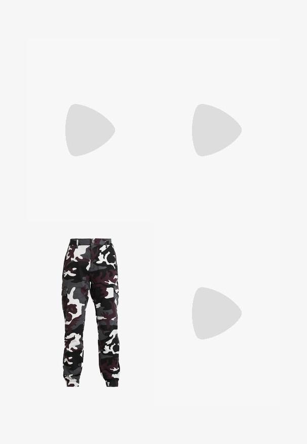 Sort bomulds T-shirt med korte ærmer, rund halsudskæring og oprullede manchetter; har et diskret mærketræk på sidekanten.; Camo cargo bukser med en blanding af sort, hvid, grå og burgunderfarver, elastiske manchetter og sidelommer for ekstra funktionalitet.; Sort højtliggende Converse Chuck Taylor All Star sneaker med hvid gummisål og logo-patch på anklen, vist på en hvid baggrund.; Sølv hoops øreringe, cirkulær form, glat skinnende tekstur og ensartet bredde hele vejen igennem. Minimalistisk design uden yderligere accenter.