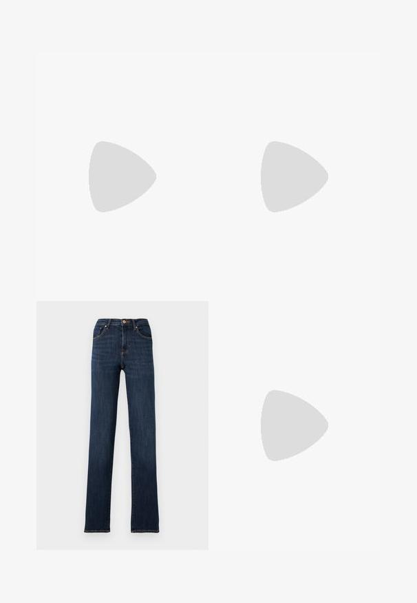 Haut gris clair à manches longues, en V avec col, fabriqué dans un tissu doux et texturé, présentant une coupe ajustée et un minimum de détails.; Jean en denim bleu foncé à coupe droite avec bouton et fermeture éclair à l'avant, poches avant et coutures visibles sur un fond uni.; Jambes portant des leggings côtelés foncés associés à des ballerines noires avec de petits détails en nœud sur fond blanc.; Sac à main en cuir noir de forme arrondie, décoré de clous argentés et équipé d'une poignée courte. Texture lisse et fermeture éclair.