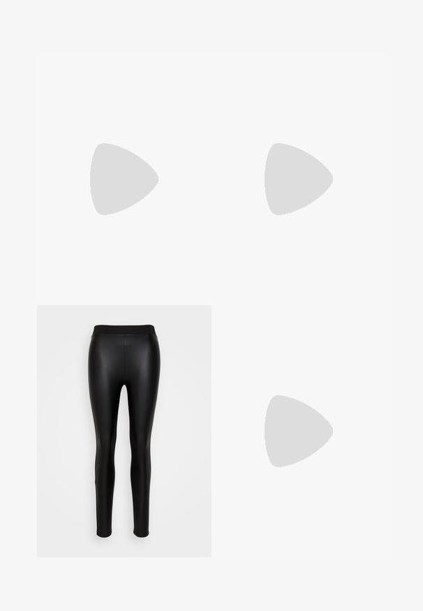 Sort crop top med firkantet halsudskæring, fremstillet i uigennemsigtigt stof med gennemsigtige lange ærmer. Frontlynlås tilføjer detalje til designet.; ONLY ONLCOCO MIX  - Leggings - black; Sort læder flad sko, stående opret på en asfaltbelægning nær en flisebelagt fortovskant.; Mørkeblå denim skuldertaske med knyttede stropender og en enkel rektangulær form mod en hvid baggrund.