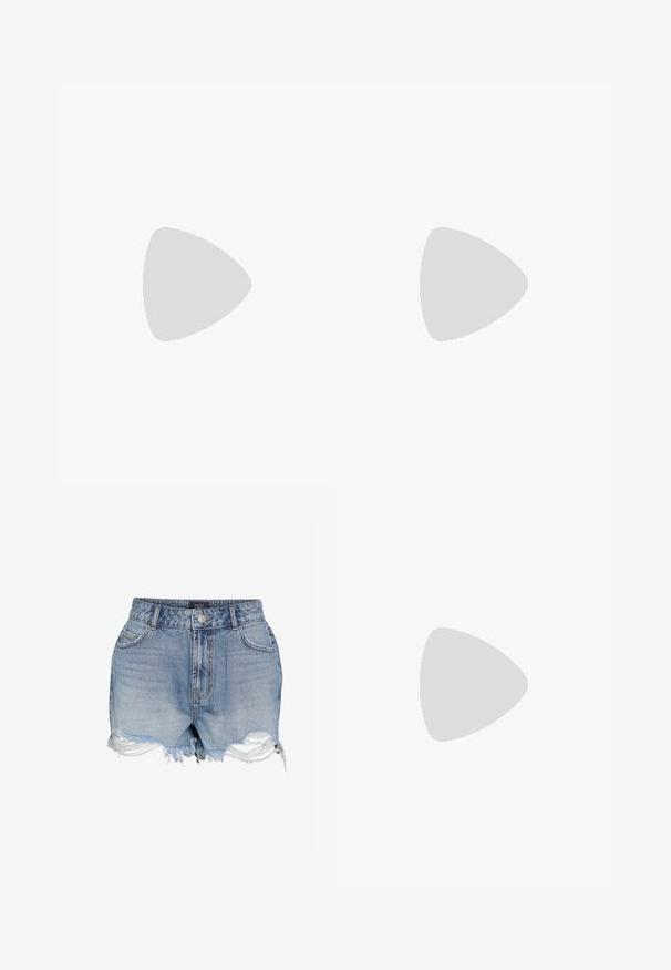 Musta puuvillainen lyhythihainen crop-top, jossa on pyöreä kaula-aukko, lyhyet hihat ja vihreä etiketti kaula-aukossa. Sujuva, pehmeä rakenne.; Vaaleansiniset farkkushortsit, joissa ovat rispaantuneet lahkeet, viisi taskua, vyölenkit ja metallinen napillinen kiinnitys vyötäröllä.; Polvijalkane mustat nahkasaappaat, joissa on kiiltävä pinta, terävä kärki ja hoikka korko. Sujuva pinta, jossa on vähän muotoilu yksityiskohtia.; Mustakäsin, jossa on krokotiilikuosi, sileä pinta, kaksoisoljet ja keskiössä kultasävytteinen yksityiskohta.