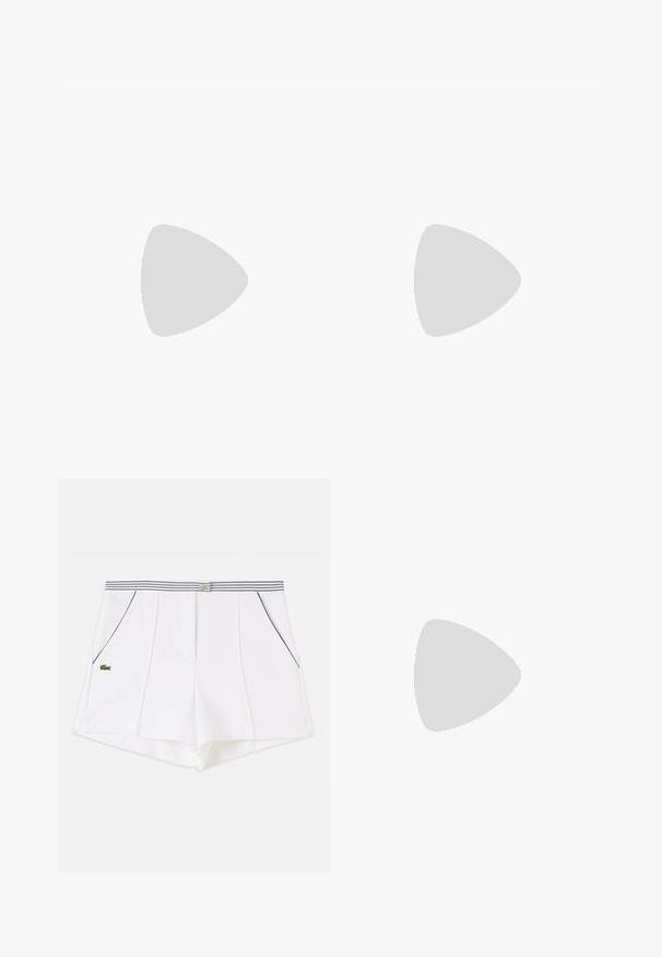Κρεμ T-shirt Lacoste με κοντά μανίκια, στρογγυλή λαιμόκοψη και μικρό πράσινο λογότυπο κροκοδείλου στο αριστερό στήθος.; Άσπρα tailored σορτς με κάθετες ραφές, ριγέ ζώνη μέσης, εμπρόσθιες τσέπες με μαύρο περίγραμμα και μικρό πράσινο λογότυπο κροκοδείλου στην αριστερή πλευρά.; Λευκό αθλητικό παπούτσι από λείο δέρμα με στρογγυλή μύτη, επίπεδα κορδόνια και μικρό χρυσό λογότυπο. Διαθέτει υφασμάτινη σόλα με υφή και απλό σχέδιο.; Μαύρη τσάντα ώμου με ρυθμιζόμενο ιμάντα, κλείσιμο με φερμουάρ και μικρό ασημένιο λογότυπο κροκόδειλου στο κέντρο μπροστά.
