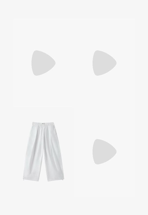 Strikket kortærmet sweater i off-white med rund halsudskæring og en glat, blød tekstur. Enkel og klassisk design.; Hvide bukser med vide ben, elastisk taljebånd og sidelommer, vist på en ensfarvet hvid baggrund.; Lys beige ruskindsslip-on klipklapper med metalspænde og nitte detaljer iført med opfoldede lysvaskede jeans på trægulv.; Skildpaddebriller med ovale linser og en elegant, glat finish. Har tynde sider med en subtil kurve ved tindingerne. Klare linser.