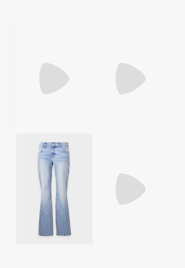 Zwarte T-shirt met korte mouwen en een ronde onderkant, voorzien van raglanmouwen. Kenmerkt zich door versierde "Juicy"-tekst in strass-steentjes op de voorkant.; Lichtblauwe denim jeans met een hoge taille, knoopsluiting, frontzakken en uitlopende pijpen tegen een effen achtergrond.; Witte chunky sneaker met dikke, gestructureerde zool, bovenwerk van mesh en leer, vetersluiting en treklusjes op tong en hiel.; Zwarte tas met rhinestone versieringen, een gebogen vorm en een zilveren kettinghandvat. Voorzien van een rits en het "Juicy" logo in het wit.