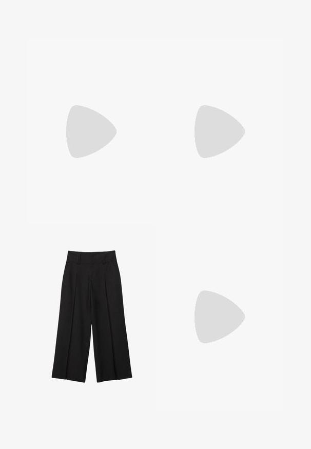 Weißes, strukturiertes Kurzarm-T-Shirt mit Rundhalsausschnitt, das eine lockere Passform bietet und keine sichtbaren Verschlüsse oder Muster aufweist.; Schwarze, weit geschnittene Cropped-Hosen mit Gürtelschlaufen und vorderen Falten, gefertigt aus einem glatten Stoff für einen maßgeschneiderten Look.; Schwarzer Adidas-Sneaker mit weißen Streifen und beiger Sohle, in der Luft über einer steinernen Oberfläche und mit Steinwand im Hintergrund aufgenommen.; Schwarze Leder-Tote mit glatter Textur, weichem, abgerundetem Oberteil und breiten Tragegriffen. Merkmale minimale Nähte und eine lässige Silhouette.