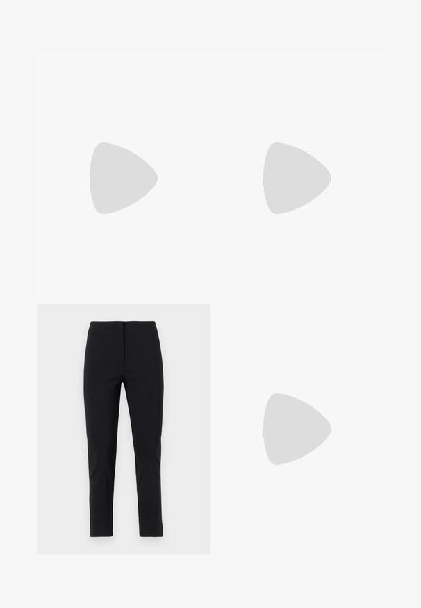 Chemise bleue à manches courtes avec col en V et sept boutons à l'avant, présentée sur un fond clair uni.; Pantalon noir slim fit longueur cheville avec devant plat et fermeture dissimulée, présenté sur fond blanc.; Sandale à talon haut en cuir verni noir avec fine bride à la cheville, bout ouvert et design minimaliste sur fond clair uni.; Sac à main rectangulaire noir avec une fine bandoulière et fermeture éclair, présenté sur un fond blanc uni.
