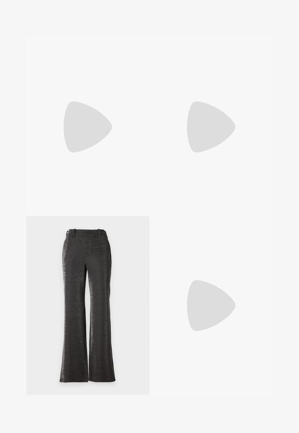 Bodysuit à manches longues en tissu noir scintillant avec un décolleté en V profond et un détail froncé à l'avant, présentant une silhouette ajustée et une fermeture à pression.; Pantalons noirs évasés en tissu texturé et brillant. Comprend une taille, des poches devants et une coupe droite jusqu'à l'ourlet.; Bottine métallique argentée avec un bout pointu et un talon fin. Présente un ajustement snug et une texture lisse et brillante. Accent de couture en haut.; Pochette métallique argentée avec une texture lisse, fermeture rabat et une bandoulière en chaîne. Présente un design rectangulaire structuré et des accents cousus.