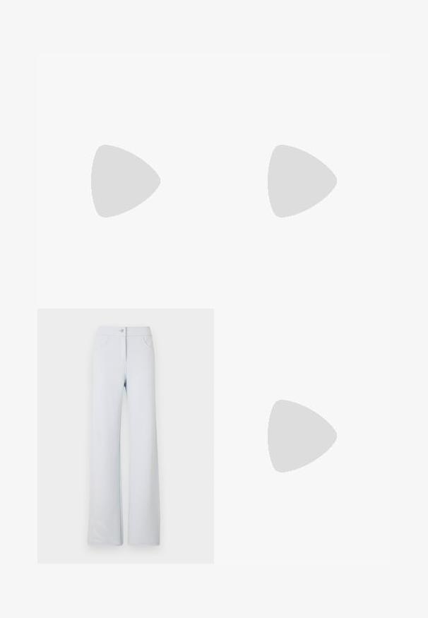 Valkoinen puuvillapaita lyhyillä hihoilla, jossa on hopeinen metallinen logo, jossa lukee "Pepe Jeans LONDON" rennolla käsinkirjoituksella rinnassa.; Vaaleansiniset löysät housut pehmeästä kankaasta, joissa on etuleikkuri, vyölenkit ja kaksi sivutaskua. Sujuva pinta ja yksinkertainen muotoilu.; Paksupohjaiset tennarit, joissa on mustaa mokkaa ja valkoista verkkokangasta, paksulla valkoisella välipohjalla ja mustalla kumipohjalla. Brändin nimi näkyy sivussa.; Musta tekstuurillinen nahkainen käsilaukku, jossa lyhyet kahvat, irrotettava olkahihna, hopeanvärinen lukko ja punainen ja beige nahkainen avaimenperä.