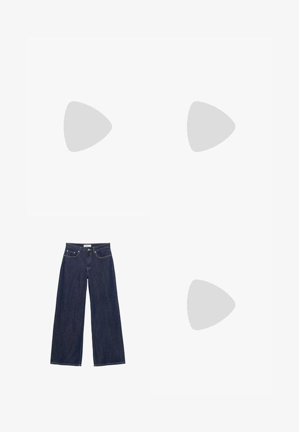 Haut noir à manches longues avec un large col rond, coupe décontractée et texture douce. Comprend un ourlet arrière légèrement plus long et sans ornements supplémentaires.; Jean bleu foncé à jambes larges avec poches avant, passants de ceinture et fermeture par bouton à la taille.; Bottes en cuir noires montant jusqu'au genou avec une texture lisse, bout rond, semelle plate et design minimaliste, comprenant des coutures cousues et aucun matériel visible.; Lunettes de soleil noires en forme d'œil de chat avec des verres gris foncé, monture en plastique élégante, coins pointus et branches droites. Pas de métal visible ni d'accents.