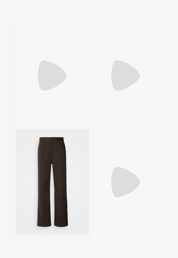 T-shirt bleu clair à manches courtes et col rond avec une petite étiquette rayée noire et blanche en bas de l'ourlet sur fond blanc.; Pantalons en coton marron avec une coupe droite, dotés d'une fermeture à bouton, de passants de ceinture et de détails de couture minimalistes.; Mocassins en cuir marron avec une semelle en caoutchouc texturée et striée. Présente un design épuré et une sangle décorative sur le cou-de-pied.; Ceinture en cuir marron avec une finition texturée, dotée d'une boucle en métal argenté et d'une seule boucle de réglage. Motif tissé près de la boucle.