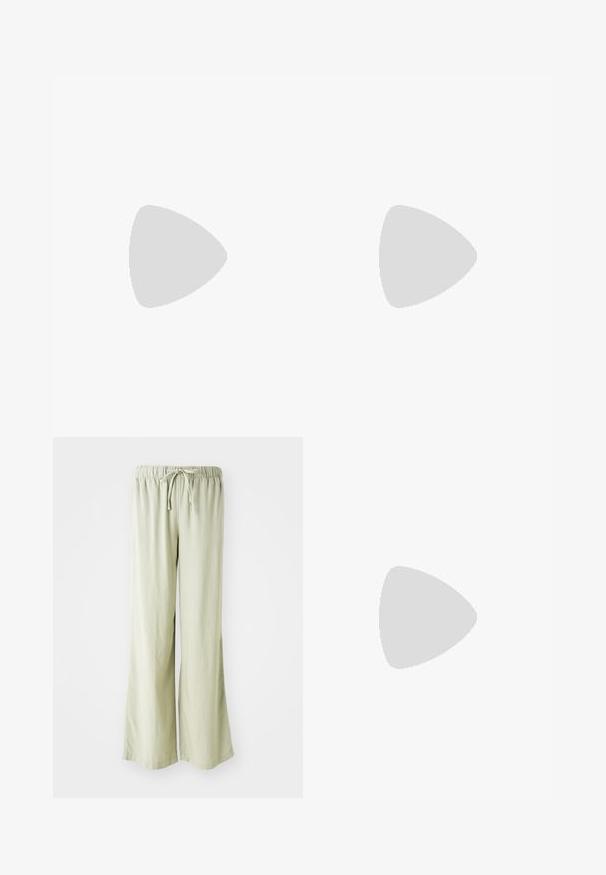 Olijf groene blouse met korte mouwen, een ronde halslijn, een gladde textuur en een iets langere achterzoom. Eenvoudig ontwerp, casual pasvorm.; Lichtgroene wijde broek met een elastieken tailleband en koord. Gemaakt van een zachte, textuurstof; afgewerkte randen zonder zichtbare patronen.; Bruine leren teenslipper met een platte zwarte zool en een brede band over de wreef, zijaanzicht op een witte achtergrond.; Bruine gestructureerde stoffen handtas met een enkele handgreep die in een knoop is gebonden, weergegeven tegen een effen lichte achtergrond.