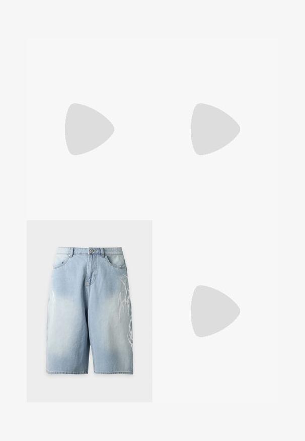 Schwarzes, kurzes T-Shirt aus Baumwolle mit rundem Ausschnitt, das auf der Vorderseite ein blaues und weißes "GmbH"-Logo zeigt, umgeben von kleinen Sternen.; Hellblaue Denim-Shorts mit lockerem Schnitt, Vordertaschen, Gürtelschlaufen und weißen Flammenmuster-Details auf beiden Seiten.; Schwarze Leder-Pantoletten mit metallischen Nieten und floralen Akzenten. Mit einem breiten Riemen und einer dicken, gezackten Sohle für zusätzlichen Halt.; Schwarze Metallkette mit kreuzförmigen Gliedern, die eine strukturierte Oberfläche und eine glatte Kette aufweist. Verschluss hinten.