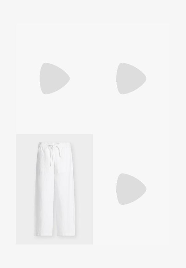 T-shirt court rose pâle à manches courtes avec col rond et petite broderie de logo noir sur l'ourlet inférieur gauche.; Pantalon blanc à jambes larges avec taille élastique, cordon de serrage et deux grandes poches plaquées à l'avant sur fond clair.; Baskets blanches et beiges avec dessus en suède et textile, présentant des coutures contrastées, une semelle en caoutchouc et un accent bleu clair sur le talon.; Sac fourre-tout en cuir violet foncé avec deux poignées et petit logo de marque doré sur le devant, posé sur un fond clair uni.