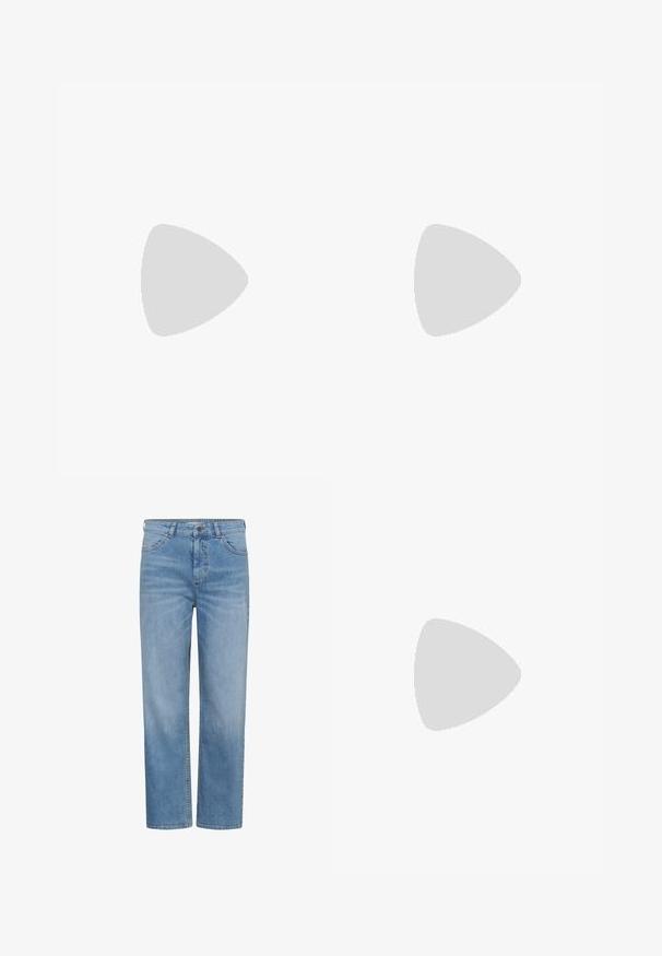 Zwarte top met korte mouwen van ribstof, met een vierkante halslijn en een klein inkepingdetail. Eenvoudig, nauwsluitend ontwerp.; Lichtblauwe jeans met rechte pijpen, knoop- en ritssluiting aan de voorkant, riemlussen en voorzakken.; Zwarte platte schoen van leer met een spitse neus, verstelbare band met een metalen gesp, een gladde textuur en een minimalistisch ontwerp.; Zwarte leren riem met een zilveren ronde gesp, vlak ontwerp, taps toelopend uiteinde, gladde textuur en minimalistische stijl.