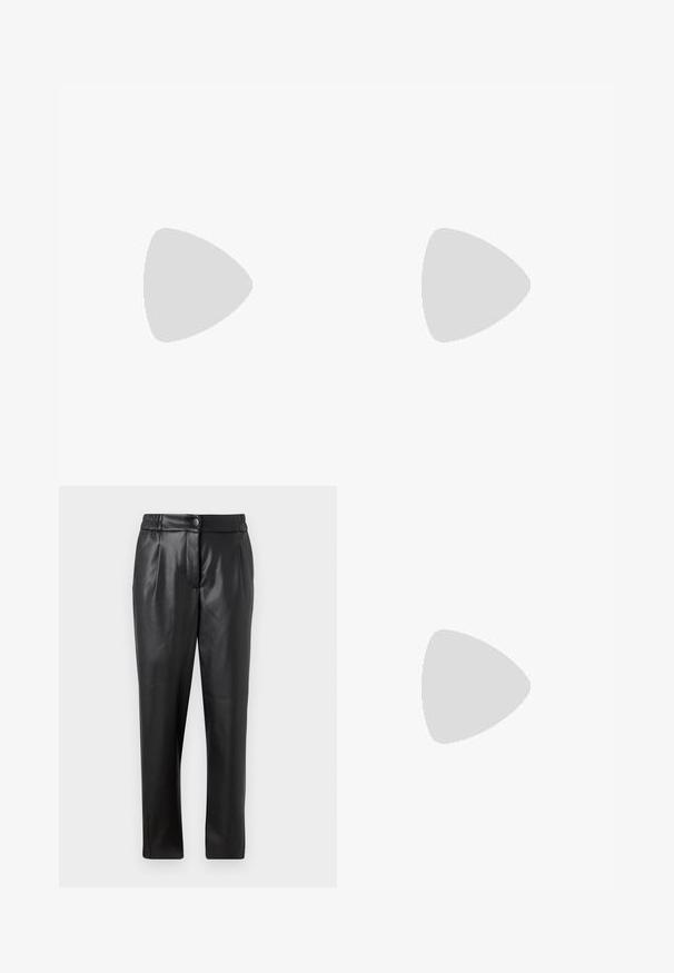 Wit T-shirt met korte mouwen, dunne zwarte horizontale strepen en een klein rood hart geborduurd op de linkerborst.; Zwarte leren broek met een gladde textuur, rechte pasvorm, elastische tailleband en een knoopsluiting aan de voorkant; geplooide details en taps toelopende pijpen.; Benen met donkere geribbelde leggings gecombineerd met zwarte ballerina's met kleine strikdetails op een witte achtergrond.; Zwarte cat-eye zonnebril met een matte afwerking, voorzien van grijs getinte glazen, scherpe hoeken en slanke zijarmen. Merkennaam zichtbaar op de binnenarm.