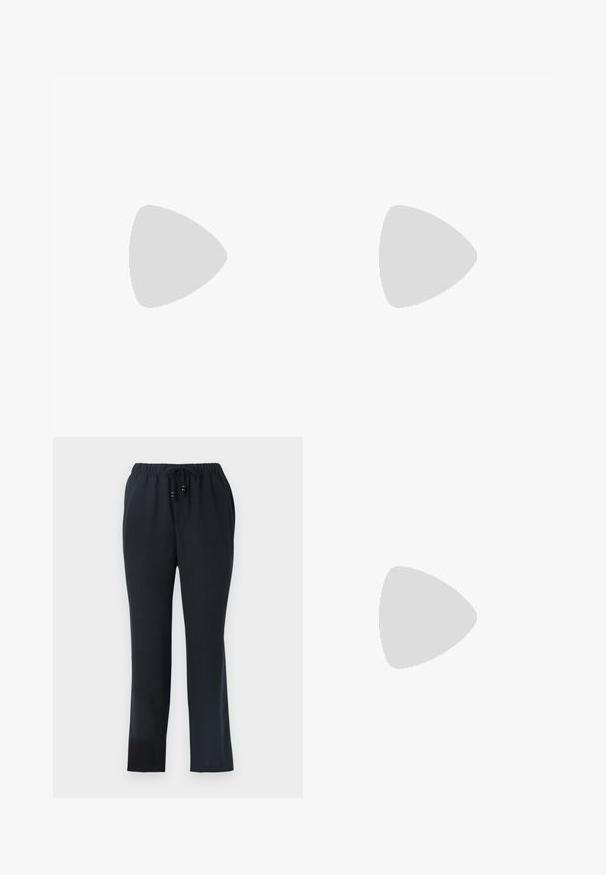 T-shirt en coton blanc à manches courtes et col rond. Présente un texte bleu inscrivant "RIEN DE TEL QU'UN JOLI JOUR D'ÉTÉ" dans un design arquivé.; Pantalons noirs à coupe décontractée avec une taille élastique et un cordon de serrage. Fabriqués en tissu léger, avec une texture lisse et des jambes droites.; Baskets basses blanches avec lacets blancs et semelle en caoutchouc, vues de côté sur un fond neutre.; Sac épaule en cuir crème en forme de croissant, avec une fine sangle et des détails de coutures subtils. Design minimaliste avec des accents en métal doré.