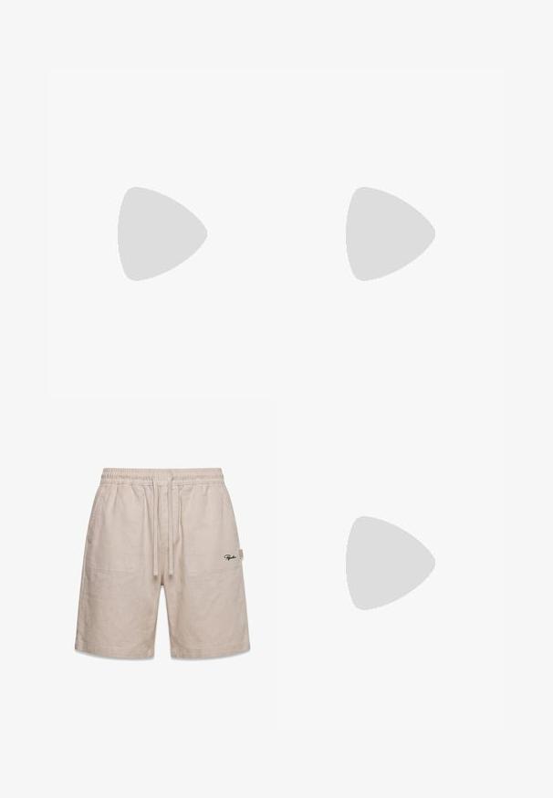 Schwarzes Poloshirt mit kurzen Ärmeln und strukturiertem Finish, drei-Knopf-Leiste und klassischem Kragen. Besitzt einen eng anliegenden gerippten Saum.; Beige legere Shorts mit elastischem Bund, Kordelzug, Fronttaschen und kleinem schwarzem Logo am rechten Bein.; Schwarze Flip-Flops mit einem strukturierten Riemen und einem Logoakzent, flacher Sohle und einem minimalistischen Design mit glatten Kanten.; Schwarze rechteckige Sonnenbrille mit dunkelgrünen Gläsern, ausgestattet mit einem leichten Kunststoffrahmen und silbernen Akzenten an den Bügeln.