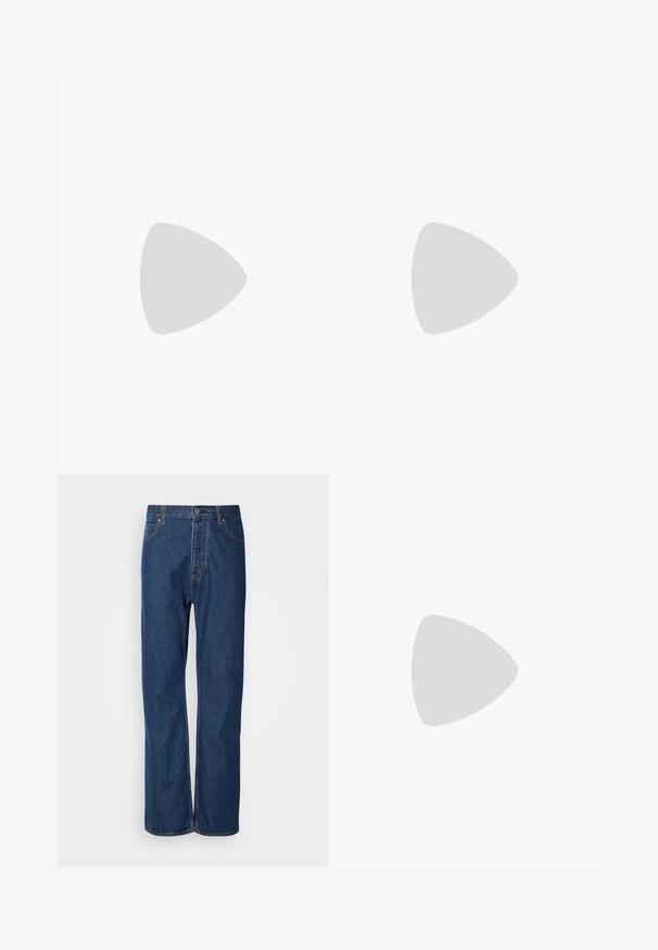 Sort bomulds T-shirt med rund hals, prydet med en struktureret sort lap med logo på venstre bryst. Korte ærmer og afslappet pasform.; Blå denim jeans med lige ben, der har en knaplukning, fem lommer og kontraststikninger langs sømmene.; Sorte snørestøvler i læder med glat tekstur, rundet tå og diskrete syningsdetaljer. Har en rød trækflig på hælen.; Sort læder duffel taske med to top hanke, en aftagelig skulderrem og en lynlåslomme foran til ekstra opbevaring.