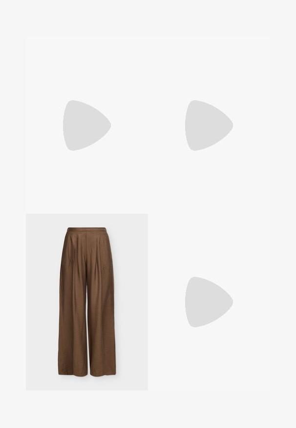 Haut ajusté à manches courtes, marron clair, avec un large décolleté épaules dénudées, présenté sur un fond uni.; Pantalon marron à taille haute et jambes larges avec texture, plis à l’avant et poches latérales, présenté sur fond blanc.; Mule marron à bout ouvert avec un petit talon bloc et une finition brillante, présentée de profil sur fond blanc.; Sac à main en cuir brillant marron foncé avec un corps rectangulaire structuré et deux longues anses arrondies sur un fond clair uni.