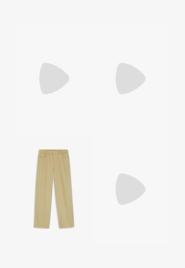 Koraalroze T-shirt met "BOSS" in vette zwarte letters over de voorkant gedrukt. Eenvoudige ronde hals en korte mouwen.; Beige broek met rechte pijpen, elastische tailleband, knoop- en ritssluiting en voorzakken, plat gelegd op een witte achtergrond.; Beige suede laarzen tot halverwege het kalf met een dikke gele plateauzool, voorzien van een zachte, gestructureerde voering en een ronde neus. Eenvoudige buitenkant.; Een paar glanzende oorringen in goudkleur met een lusvormige, gedraaide en verstrengelde ontwerp, afgebeeld op een eenvoudige witte achtergrond.
