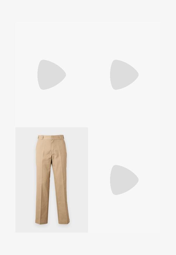Mørkerød bomulds t-shirt med korte ærmer og rund hals. Indeholder en broderet grafik på venstre bryst, inklusive farverige cirkulære design.; Beige bukser med lige ben, bæltestropper, foran lynlås og pressede slidser, vist mod en hvid baggrund.; Hvid Adidas sneaker med grønne og røde striber, gummisål og "SPEZIAL" branding, der svæver over stensat belægning.; Halskæde med vekslende sorte og flerfarvede perler, med små sølvringe og en rektangulær klar perlevedhæng.